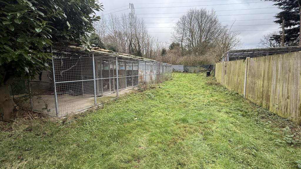 Lot: 76 - 0.28 ACRE SITE WITH RESIDENTIAL DEVELOPMENT OPPORTUNITIES - Kennels to be demolished
